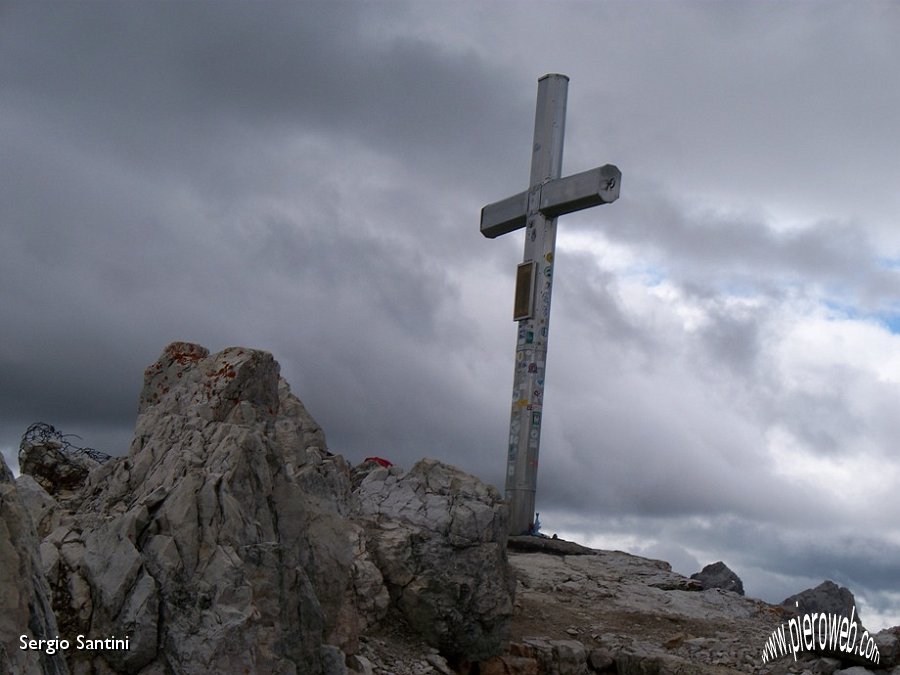 21 Croce di vetta alla Torre di Toblin.JPG